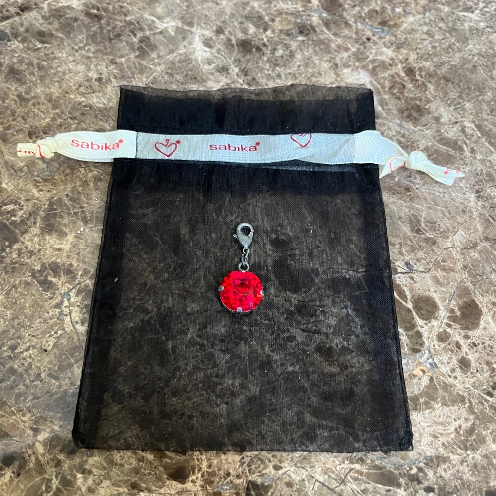 🌹🌹🌹Sabika Vibrant Red Charm with Black Mesh Pouch - Picture 2 of 3